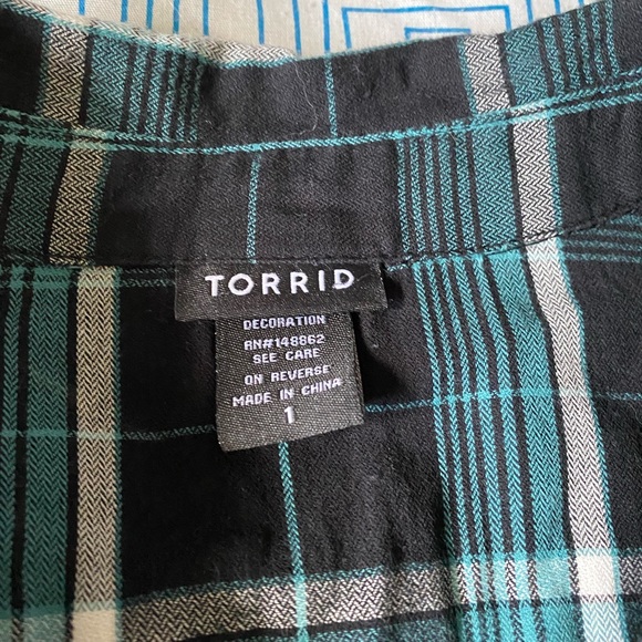 Torrid, cold shoulder button up - Picture 4 of 4